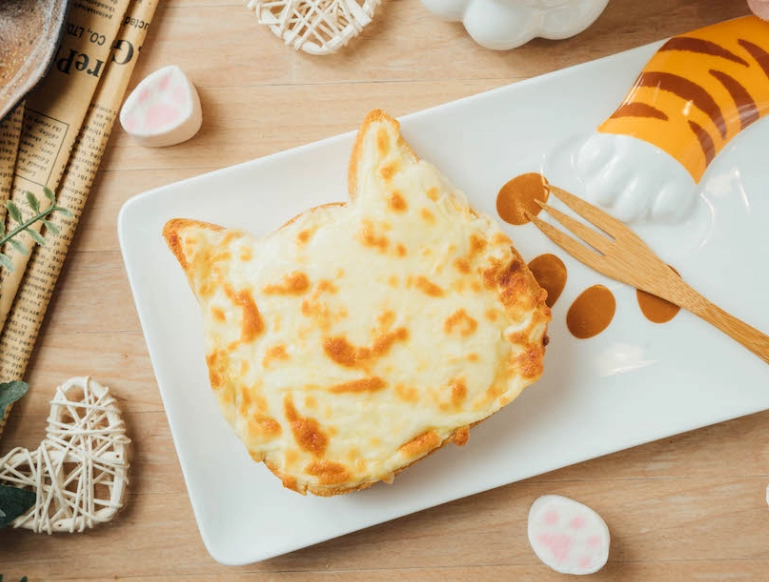 貓吃蛋黃 貓吃蛋黃