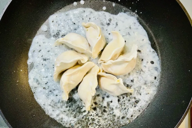 煎餃麵粉水調配