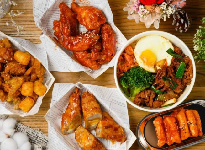 高雄輕軌景點美食全攻略：沿線必訪景點與在地小吃深度探索